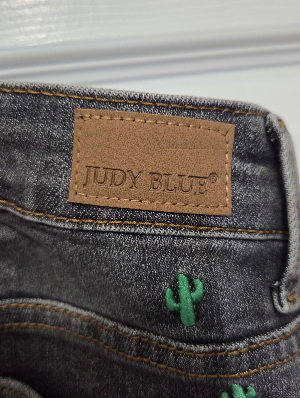 Judy Blue Cactus Embroidered Black Denim Jean Shorts Small High Rise Raw Hem - Picture 10 of 14